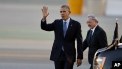 Presiden AS Barack Obama tiba di bandara internasional San Francisco bersama walikota Ed Lee (12/1). (AP/Ben Margot)