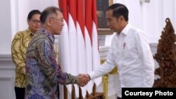 Presiden Joko Widodo berjabat tangan dengan Bos Hyundai Motor Group di Istana Negara, Jakarta, Kamis (25/7) (Foto: Biro Setpres).