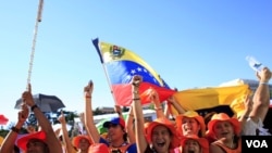 El Papa envió un saludo afectuoso especialmente a los jóvenes de habla hispana, como estos que participan en el evento.