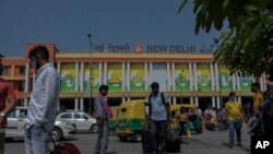 Suasana di depan stasiun kereta api di New Delhi, India, 7 Mei 2021. (AP Photo/Ishant Chauhan)