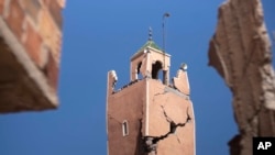 Napuknuti minaret džamije stoji nakon potresa u selu Moulay Brahim, u blizini Marakeša, Maroko, subota, 9. rujna 2023.