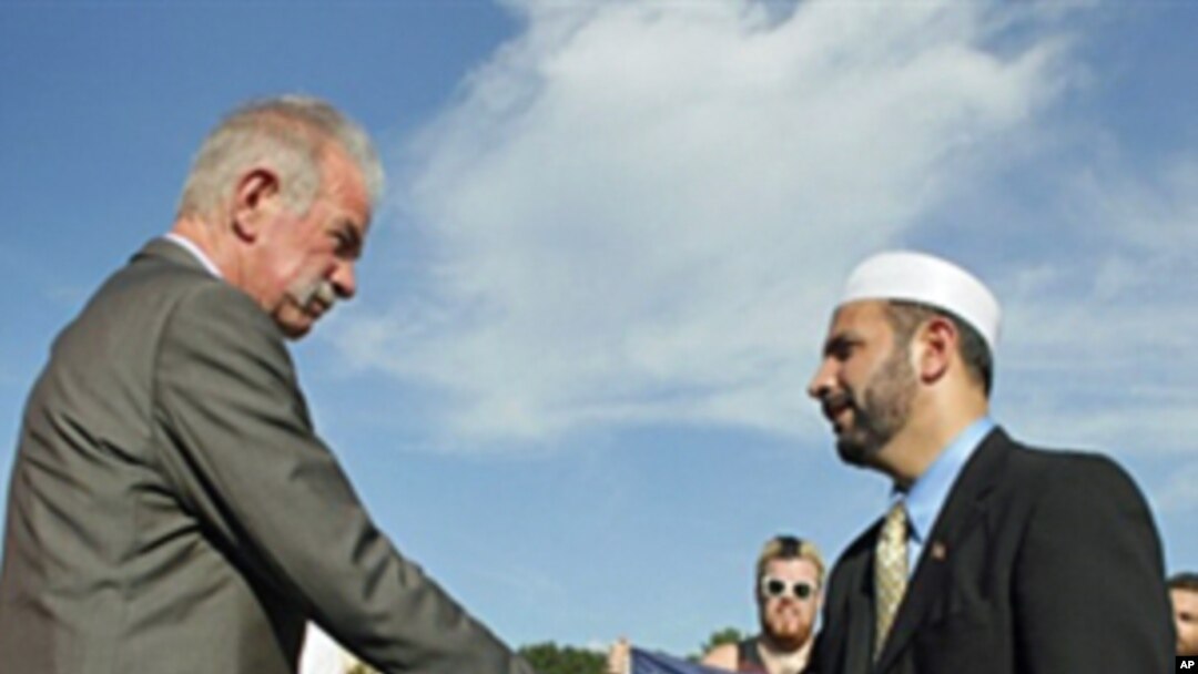 Dove World Outreach Center pastor Terry Jones (l) shakes hands with Imam Muhammad Musri, president of the Islamic Society of Central Florida in Orlando, 09 Sep 2010