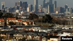 Pembangunan perumahan di sebuah wilayah di Melbourne dengan latar gedung pencakar langit, 2 Juni 2010. (Foto: Mick Tsikas/Australia)