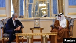 Menteri Luar Negeri Israel Yair Lapid bertemu dengan Putra Mahkota Bahrain Salman bin Hamad Al Khalifa di Manama, Bahrain, 30 September 2021. (Kementerian Luar Negeri Israel/Handout via REUTERS)