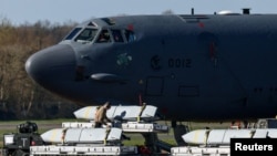 یکی از اعضای خدمه مشغول بارگذاشتن موشک‌های کروز در یک بوئینگ بی-۵۲ استراتوفورترس نیروی هوایی ایالات متحده در پایگاه هوایی فیرفورد، بریتانیا - ۱۴ مارس ۲۰۲۶.