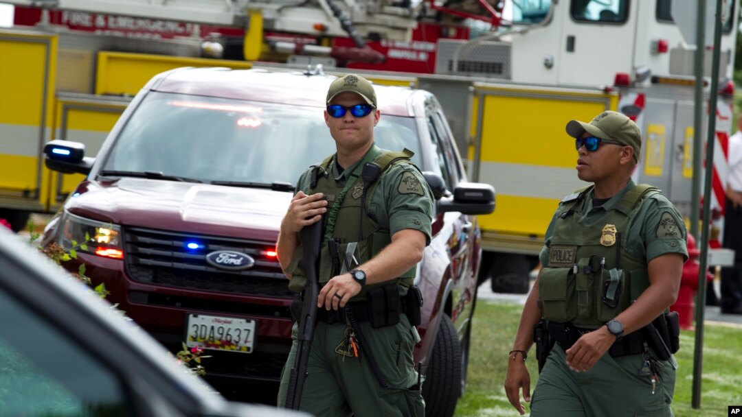 Petugas kepolisian Maryland berpatroli di sekitar kawasan setelah beberapa orang menjadi korban penembakan di surat kabar The Capital Gazette di Annapolis, Md, Kamis, 28 Juni 2018 (foto: AP Photo/Jose Luis Magana)