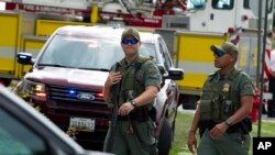 Petugas kepolisian Maryland berpatroli di sekitar kawasan setelah beberapa orang menjadi korban penembakan di surat kabar The Capital Gazette di Annapolis, Md, Kamis, 28 Juni 2018 (foto: AP Photo/Jose Luis Magana)