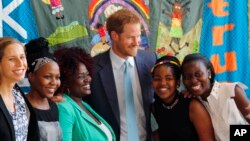 Le prince Harry et des jeunes ambassadrices à la Conférence internationale sur le sida à Durban le 21 Juillet 2016