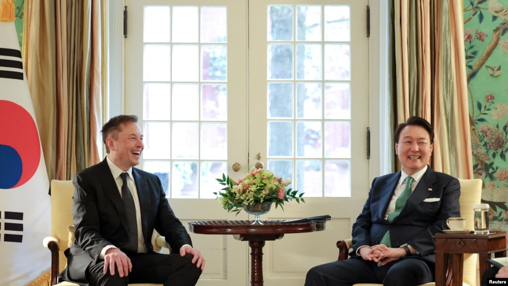 正在美国访问的韩国总统尹锡悦（右）周三（2023年4月26日）在华盛顿会见了特斯拉首席执行长埃隆·马斯克（Elon Musk）（路透社转发）(photo:VOA)