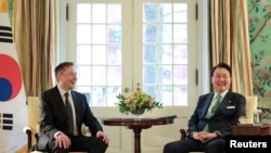 正在美国访问的韩国总统尹锡悦（右）周三（2023年4月26日）在华盛顿会见了特斯拉首席执行长埃隆·马斯克（Elon Musk）（路透社转发）