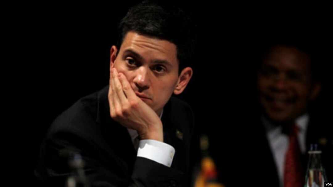 Menteri Luar Negeri Inggris David Miliband sedang melobi Tiongkok agar mau merubah posisi negara tersebut mengenai sanksi bagi Iran. Tiongkok yang merupakan anggota tetap Dewan Keamanan PBB selama ini enggan menjatuhkan sanksi bagi Iran atas program nukli