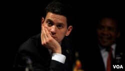 Menteri Luar Negeri Inggris David Miliband sedang melobi Tiongkok agar mau merubah posisi negara tersebut mengenai sanksi bagi Iran. Tiongkok yang merupakan anggota tetap Dewan Keamanan PBB selama ini enggan menjatuhkan sanksi bagi Iran atas program nukli