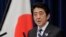 ທ່ານ Shinzo Abe ນາຍົກລັດຖະມົນຕີຍີ່ປຸ່ນ ຂະນະຖະແຫຼງ ຕໍ່ກອງປະຊຸມນັກຂ່າວ ກ່ຽວກັບການເຈລະຈາການຄ້າ Trans-Pacific Partnership ຫຼື TPP. 