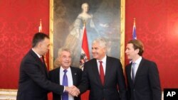 رئیس جمهوری اتریش، نفر دوم از سمت چپ