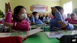 1일 북한 평양 모란봉 지구의 한 초등학교에서 이 학교 신입생들이 첫 수업을 듣고 있다. 이날 북한의 '주체112' 새 학년이 시작됐다. 주체112는 김일성 전 주석이 태어난 지 112년이 된 해라는 의미로 2023년을 의미한다.