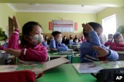북한 평양 모란봉구역의 민흥소학교에서 신입생들이 첫 수업을 받고 있다.