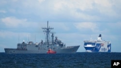 愛沙尼亞塔林附近海域，北約戰艦（左）與巡航渡輪擦肩而過。 （資料照片，2023年6月4日）
