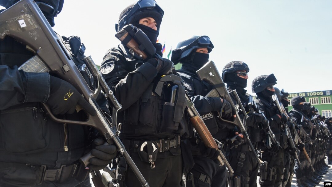 Para anggota unit antiteror Bolivia, GAT, bersiaga dalam upacara di La Paz, Bolivia, 3 Desember 2019. (Foto: AFP)