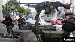 Thai soldiers take their positions in the middle of a main intersection in Bangkok's shopping district, May 20, 2014.