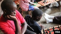 Phiona Mutesi sedang memikirkan langkah buah caturnya dalam sebuah ajang olahraga catur yang diselenggarakan Sport Outreach di Kampala (foto:dok).