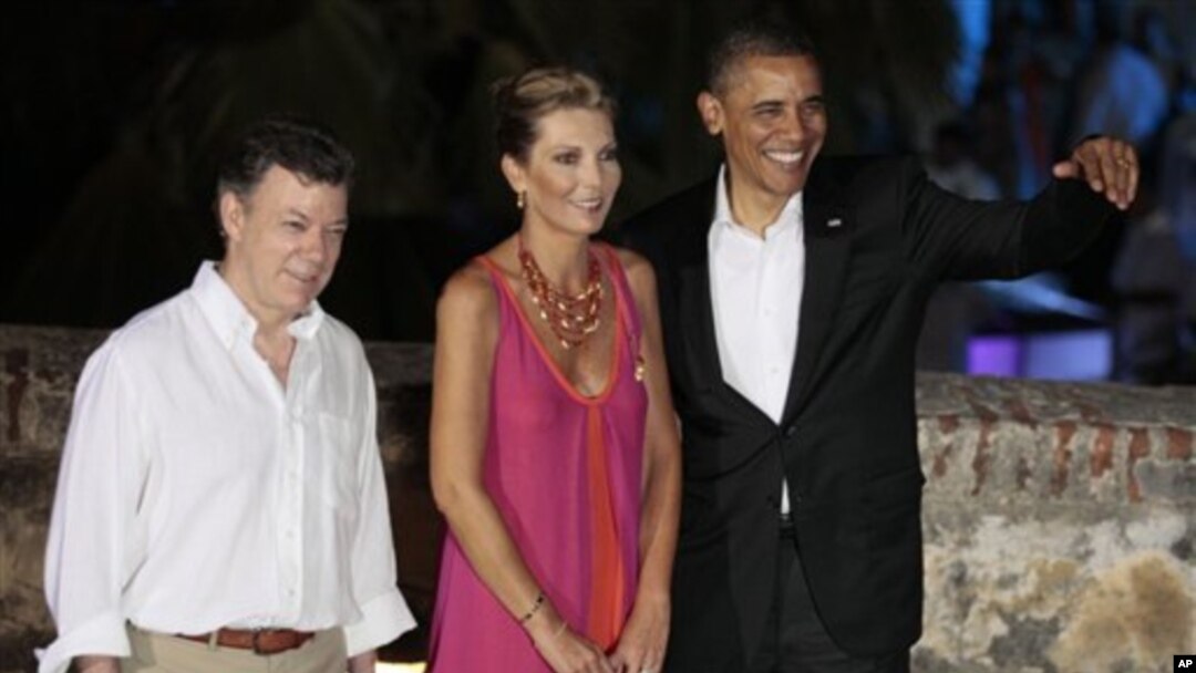 Presiden Obama (kanan) bersama ibu negara Maria Clemencia Rodriguez dan Presiden Kolombia Juan Manuel Santos berpose seusai jamuan makan malam kenegaraan menyambut KTT benua Amerika di Cartagena, Kolombia (13/4).
