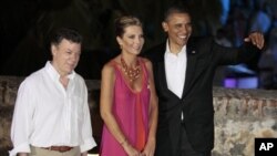 Presiden Obama (kanan) bersama ibu negara Maria Clemencia Rodriguez dan Presiden Kolombia Juan Manuel Santos berpose seusai jamuan makan malam kenegaraan menyambut KTT benua Amerika di Cartagena, Kolombia (13/4).