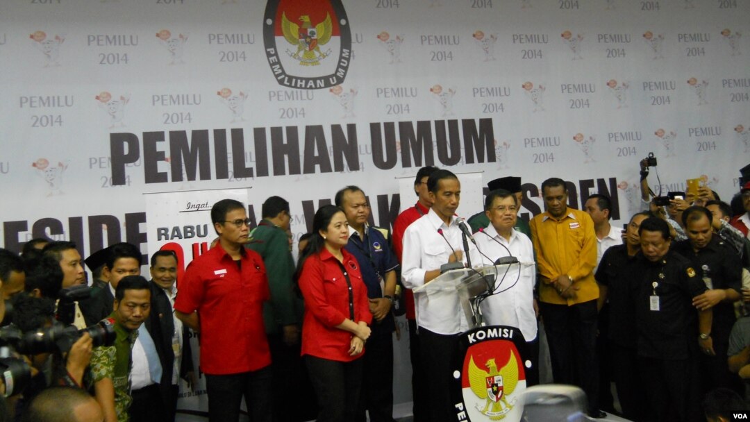 Jokowi didampingi Jusuf Kalla dan beberapa petinggi parpol pendukung, memberikan sambutan seusai mendaftar di Gedung KPU, Senin, 19 Mei 2014 (Foto: VOA/Andylala)