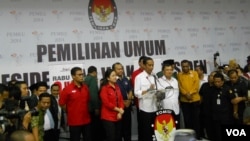 Jokowi didampingi Jusuf Kalla dan beberapa petinggi parpol pendukung, memberikan sambutan seusai mendaftar di Gedung KPU, Senin, 19 Mei 2014 (Foto: VOA/Andylala)