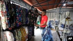 El exguerrillero colombiano Gonzalo Beltrán, muestra los artículos que vende en su tienda al reincorporarse a la vida civil tras los acuerdos de paz. Agosto 30 de 2019 AP Photo/Fernando Vergara