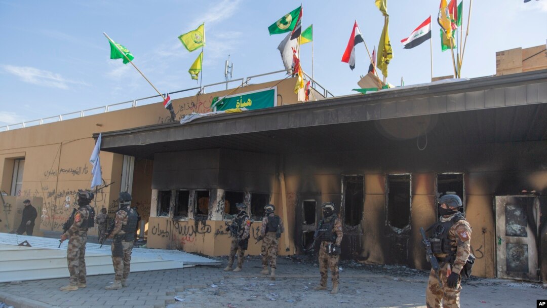 Tentara Irak di depan Kedutaan AS di Baghda, 1 Januari 2010. (Foto: dok).