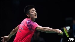 Pebulu tangkis China, Chen Long dalam pertandingan melawan pebulu tangkis India, Prannoy Kumar dalam laga semifinal tunggal putra di Kejuaraan Badminton Asia di Wuhan, China, 28 April 2018.