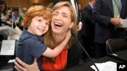 Samantha Power abraza a su hijo de cuatro años, Denclan Power Sunstein al finalizar la audiencia en el Senado, para sustituir a Susan Rice como embajadora de EE.UU. en la ONU.