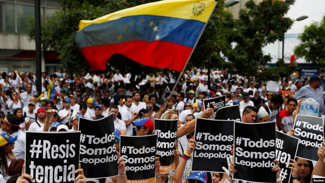 Para pendukung pemimpin oposisi Venezuela Leopoldo Lopez, berdemo menentang pemerintahan Presiden Nicolas Maduro di Caracas (18/2).