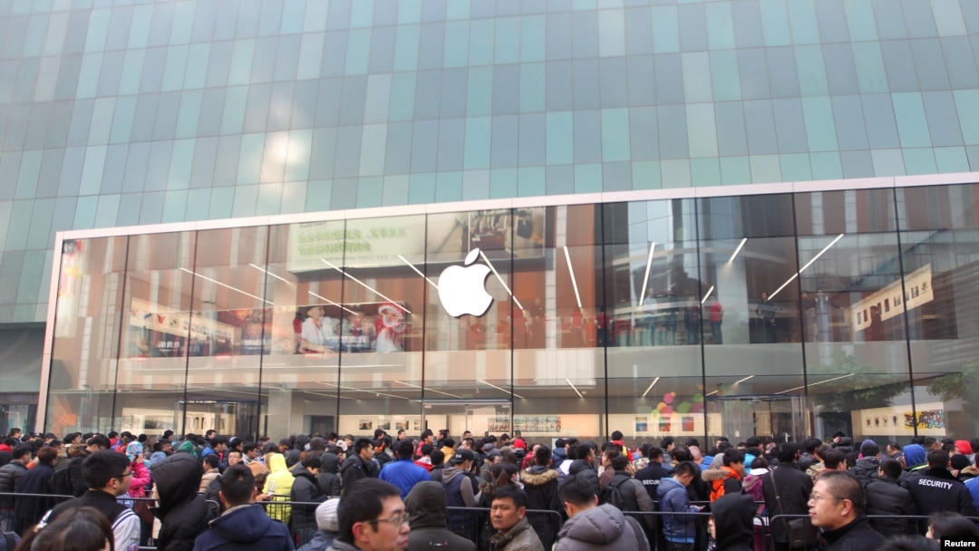 Konsumen menanti pembukaan toko Apple di Shenyang, provinsi Liaoning, 28 Februari 2015.