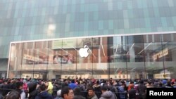 Konsumen menanti pembukaan toko Apple di Shenyang, provinsi Liaoning, 28 Februari 2015.