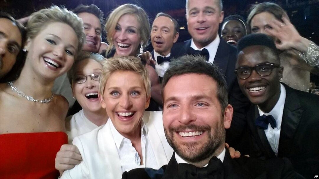 Imagen tuiteada por Ellen DeGeneres muestra a los actores Jared Leto, Jennifer Lawrence, Meryl Streep, Ellen DeGeneres, Bradley Cooper, Peter Nyong’o Jr., y, en la segunda fila, Channing Tatum, Julia Roberts, Kevin Spacey y Brad Pitt.