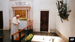 Le pape François prie devant la tombe de bienheureux petits bergers au sanctuaire de Notre Dame de Fatima, 13 mai 2017.