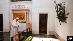 Le pape François prie devant la tombe de bienheureux petits bergers au sanctuaire de Notre Dame de Fatima, 13 mai 2017.