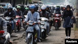 Puluhan sepeda motor memenuhi jalan dan trotoar di Jakarta. (Foto: Ilustrasi)