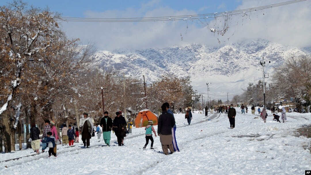 Jalanan di Quetta, ibu kota provinsi Baluchistan, Pakistan barat daya, berselimut saljut tebal, Senin, 13 Januari 2020.