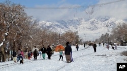 Jalanan di Quetta, ibu kota provinsi Baluchistan, Pakistan barat daya, berselimut saljut tebal, Senin, 13 Januari 2020.