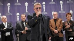 Don Wilson de The Ventures habla entre bastidores en la Ceremonia de Inducción al Salón de la Fama del Rock and Roll, el lunes 10 de marzo de 2008, en Nueva York. (Foto AP/Evan Agostini)