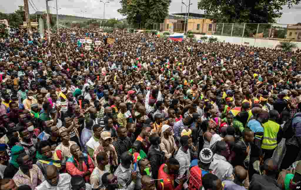 Wananchi wa Mali wajitokeza kwa wingi kuunga mkono mapinduzi ya kijeshi yaliyomuondowa madarakari rais Ibrahim Boubacar Keita siku ya Jumanne. Maandamano yalifanyika Ijuma Aug. 21, 2020.