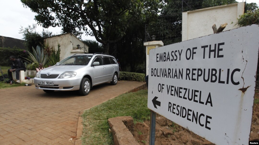 Sebuah mobil meninggalkan halaman rumah kediaman resmi kuasa usaha dan pejabat Dubes Venezuela Olga Fonseca di Kedutaan Besar Venezuela di wilayah Runda, Nairobi, Kenya (27/7). Fonseca ditemukan tewas dicekik di kediaman resminya ini.