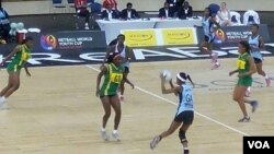 FILE: AbeZimbabwe badlala ibhola lezandla kwele Botswana kumncintiswano weWorld Netball Tournament.