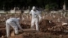 Employés de cimetière enterrant le cercueil d'un homme décédé du coronavirus, Rio de Janeiro, Brésil, 5 juin 2020. (Photo AP)