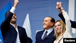 La futura primera ministra de Italia, Giorgia Meloni, junto al ex primer ministro, Silvio Berlusconi, quien ha reconocido su estrecha relación con el presidente ruso, Vladimir Putin, durante un acto de campaña en Roma, el 25 de septiembre de 2022.