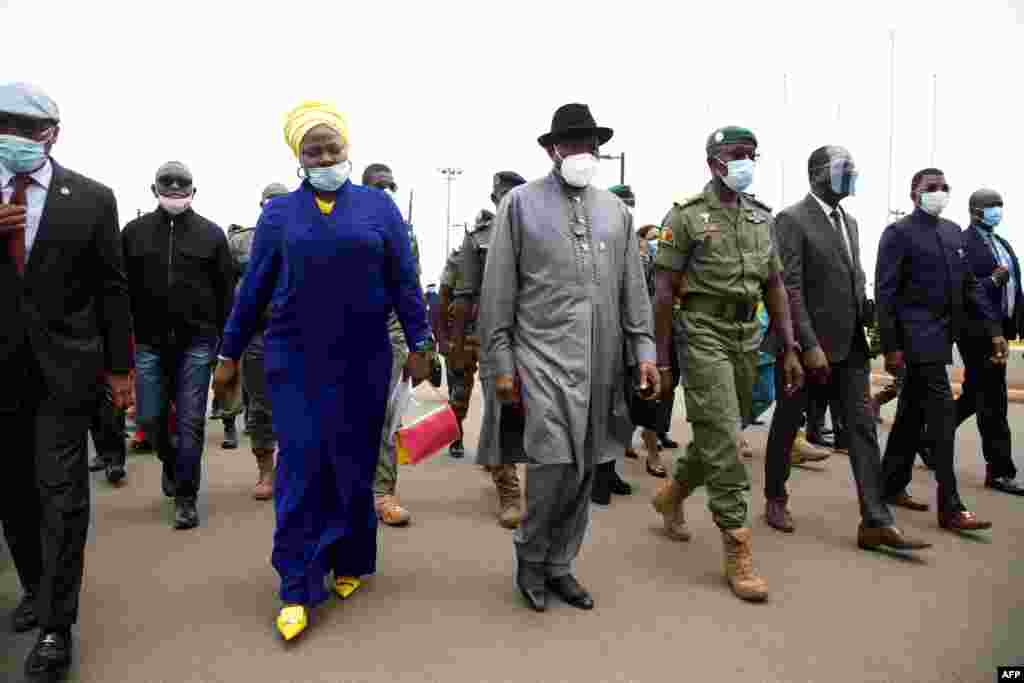 Rais wa zamani wa Nigeria Goodluck Jonathan (C) akiwasili kwenye uwanja wa ndege wa Bamako, Mali Aug. 22, 2020, katika juhudi za kimataifa kudumisha tena utawala wa kiraia baada ya mapinduzi ya kijeshi.&nbsp;