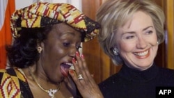 Nana Konadu Agyeman-Rawlings (L), wife of Ghana's President Jerry John Rawlings, speaks with first lady Hillary Rodham Clinton during an official state dinner at the White House, February 24, 1999. 