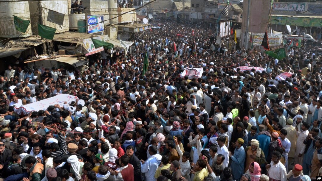 Ribuan muslim Pakistan menghadiri pemakaman korban pemboman di Shikarpur, 500 kilometer dari Karachi (31/1).